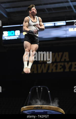 6 avril 2019 - Iowa City, Iowa, États-Unis - STEWART BROWN de l'Université de l'Iowa est en concurrence sur la base pendant l'événement finale tenue à Carver-Hawkeye Arena à Iowa City, Iowa. (Crédit Image : © Amy Sanderson/Zuma sur le fil) Banque D'Images