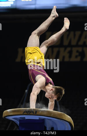 6 avril 2019 - Iowa City, Iowa, États-Unis - MIKE MORAN de l'Université du Minnesota est en concurrence sur la base pendant l'événement finale tenue à Carver-Hawkeye Arena à Iowa City, Iowa. (Crédit Image : © Amy Sanderson/Zuma sur le fil) Banque D'Images