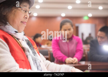 (190413) -- Hangzhou, 13 avril 2019 (Xinhua) -- Wu Suhuan (L) se prépare à lire son texte pour raconter le film 'Kekexili : Mountain Patrol' pour les personnes déficientes visuelles en direction de Tonglu Bibliothèque Braille en Chine, à l'est du comté de Tonglu dans la province du Zhejiang, Chine, le 11 avril 2019. Wu Suhuan, 65 ans, est une atrophie musculaire progressive et le patient a été paralysée pendant des décennies. Dédié à l'activité d'un narrateur sans obstacle pour les films, elle a jusqu'à présent écrit des scénarios pour quatre films et de les lire avec le film pour les déficients visuels depuis 2015. "Je me sens heureux et accompli dans les aidant, a dit Wu. Banque D'Images