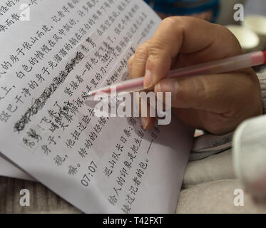 (190413) -- Hangzhou, 13 avril 2019 (Xinhua) -- Wu Suhuan modifie son texte pour raconter le film 'Kekexili : Mountain Patrol' pour les malvoyants en direction de Tonglu Bibliothèque Braille en Chine, à l'est du comté de Tonglu dans la province du Zhejiang, Chine, le 11 avril 2019. Wu Suhuan, 65 ans, est une atrophie musculaire progressive et le patient a été paralysée pendant des décennies. Dédié à l'activité d'un narrateur sans obstacle pour les films, elle a jusqu'à présent écrit des scénarios pour quatre films et de les lire avec le film pour les déficients visuels depuis 2015. "Je me sens heureux et accompli dans les aidant, a dit Wu. (Xinhua/ Banque D'Images