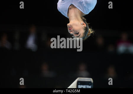 Szczecin, Pologne. 12 avr, 2019. Nora Feher de Hongrie vu en action lors de la finale du Concours Général de la femme 8ème Championnat d'Europe en gymnastique artistique (jour 3) Credit : SOPA/Alamy Images Limited Live News Banque D'Images