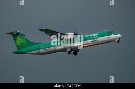 L'aéroport de Cork, Cork, Irlande. 13 avril, 2019. Un plan régional d'Aer Lingus à destination de Birmingham décolle à Cork, Irlande. Aer Lingus Regional sont exploités par Air dont l'équipage de cabine Stobart ont voté en faveur d'une action collective et qui peut les opérateurs irlandais au sol les vols pour le Royaume-Uni sur les vacances de Pâques. Crédit : David Creedon/Alamy Live News Banque D'Images