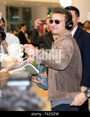 Incheon, Corée du Sud. 13 avr, 2019. L'acteur Jeremy Renner fans accueille sur son arrivée à promouvoir 'film Avengers : Endgame' à l'Aéroport International d'Incheon en Corée du Sud, Corée du Sud le 13 avril 2019. Le film sortira en France le 25 avril. (Xinhua/Lee Sang-ho) Credit : Xinhua/Alamy Live News Banque D'Images