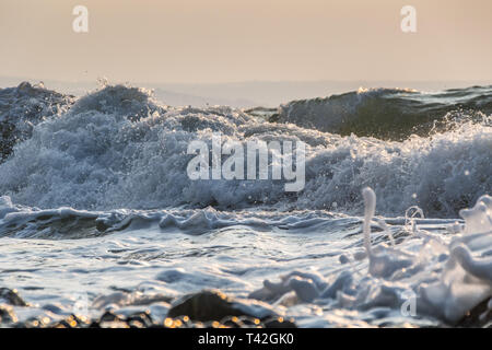 Mousehole, Cornwall, UK. 13 avr, 2019. Météo britannique. Les vents froids de l'Est près de 50 mph commencent à frapper la côte de Cornouailles. Crédit : Simon Maycock/Alamy Live News Banque D'Images