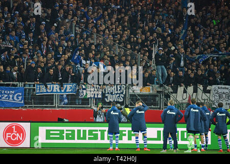 Nuremberg, Allemagne. 12 avr, 2019. Colère et déception chez les fans de Schalke, football fans-ils abusent de l'joueurs de Schalke se tient devant vous après la fin de la partie. Soccer 1. Bundesliga, 29.journée, journée29, 1.FC Nuremberg (N) -FC Schalke 04 (GE) 1-1, le 04/12/2019 à Nuremberg/Allemagne. MAX MORLOCK STADIUM. DFL RÈGLEMENT INTERDIT TOUTE UTILISATION DE PHOTOGRAPHIE COMME DES SÉQUENCES D'IMAGES ET/OU QUASI VIDÉO. Utilisation dans le monde entier | Credit : dpa/Alamy Live News Banque D'Images