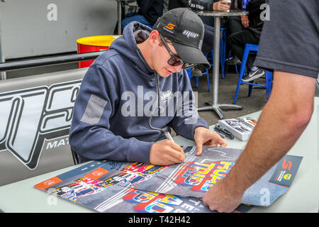 Phillip Island, Victoria, Australie. 13 avr, 2019. Championnat Supercars australien Virgin RM40 Phillip Island 500 pilotes -autograph session- no35 Todd Hazelwood racing pour Matt Stone Racing signe un autographe pour un ventilateur. Credit : brett keating/Alamy Live News Banque D'Images