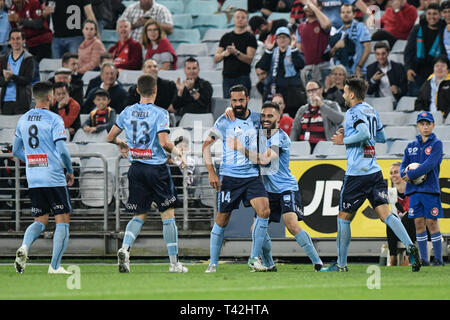 Du stade ANZ, Sydney, Australie. 13 avr, 2019. Une Ligue de football, de Western Sydney Wanderers contre Sydney FC ; Alex Brosque de Sydney célèbre son but avec ses coéquipiers : Action Crédit Plus Sport/Alamy Live News Banque D'Images