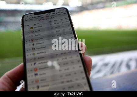 Wolfsburg, Allemagne. 06 avr, 2019. firo : 06.04.2019 Football, 1.Bundesliga, la saison 2018/2019 VfL Wolfsburg - Hanovre 96, Mobile, Smartphone, déposant, fonction, usage général, dans le monde entier | Crédit : dpa/Alamy Live News Banque D'Images