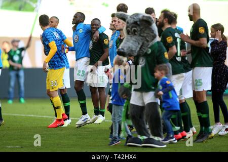 Wolfsburg, Allemagne. 06 avr, 2019. firo : 06.04.2019 Football, 1.Bundesliga, la saison 2018/2019 VfL Wolfsburg - Hanovre 96, final jubilation, l'équipe célèbre avec les fans, dans le monde de l'utilisation | Credit : dpa/Alamy Live News Banque D'Images