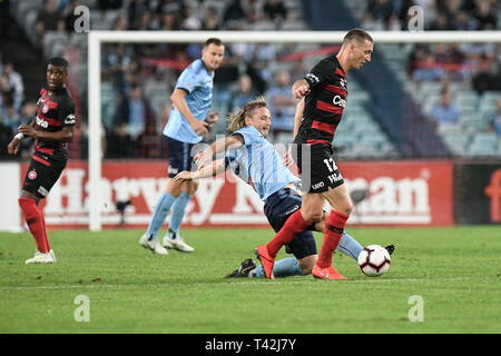 Du stade ANZ, Sydney, Australie. 13 avr, 2019. Une Ligue de football, de Western Sydney Wanderers contre Sydney FC ; Rhyan Octroi de Sydney s'attaque Mitchell Duc de Western Sydney Wanderers : Action Crédit Plus Sport/Alamy Live News Banque D'Images