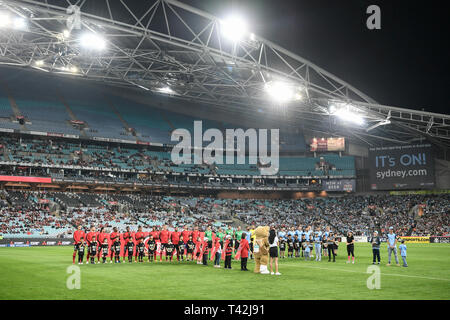 Du stade ANZ, Sydney, Australie. 13 avr, 2019. Une Ligue de football, de Western Sydney Wanderers contre Sydney FC ; les deux équipes lineup avant le coup d'Action Crédit : Plus Sport/Alamy Live News Banque D'Images