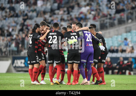 Du stade ANZ, Sydney, Australie. 13 avr, 2019. Une Ligue de football, de Western Sydney Wanderers contre Sydney FC ; Western Sydney Wanderers recueillir avant le coup d'Action Crédit : Plus Sport/Alamy Live News Banque D'Images