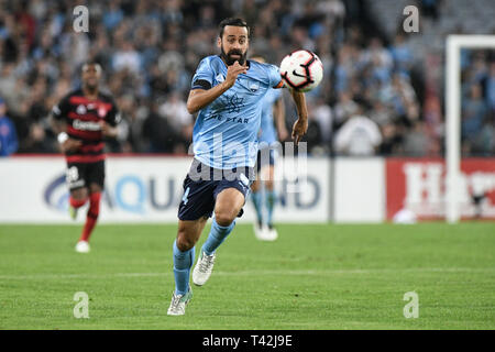 Du stade ANZ, Sydney, Australie. 13 avr, 2019. Une Ligue de football, de Western Sydney Wanderers contre Sydney FC ; Alex Brosque de Sydney chasse l'ball Crédit : Action Plus Sports/Alamy Live News Banque D'Images