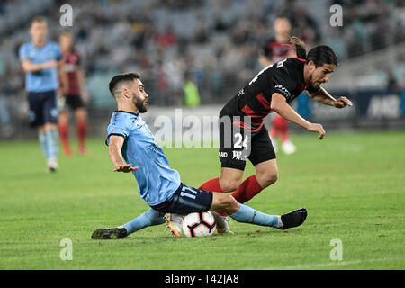 Du stade ANZ, Sydney, Australie. 13 avr, 2019. Une Ligue de football, de Western Sydney Wanderers contre Sydney FC ; Anthony Caceres de Sydney s'attaque Raul Llorente de Western Sydney Wanderers : Action Crédit Plus Sport/Alamy Live News Banque D'Images