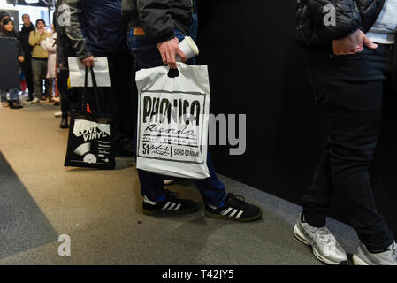 Londres, Royaume-Uni. 13 avril 2019. Les fans de musique analogique visiter les magasins de disques indépendants à Soho pour célébrer la musique de vinyle sur la 12e journée des disquaires. Plus de 200 magasins de disques indépendants à travers le Royaume-Uni se réunissent chaque année pour célébrer la culture unique de la musique analogique avec vinyle spécial presse fait exclusivement pour la journée. En 2018, les ventes de cuir rose pour la 11e année consécutive, à 4,2 millions d'unités en fonction de la BPI. Crédit : Stephen Chung / Alamy Live News Banque D'Images