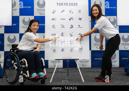 Tokyo, Japon. 13 avr, 2019. Les athlètes paralympiques japonais Aki Taguchi (L) et Mami Tani afficher les pictogrammes sportifs pour les Jeux Paralympiques de 2020 de Tokyo lors de la présentation à Tokyo, Japon, le 13 avril 2019. Le Comité d'organisation de Tokyo des Jeux Olympiques et Paralympiques a dévoilé le sport paralympique officiel pictogrammes dont 23 dessins pour 22 sports paralympiques le samedi. Credit : Jiang Yucen/Xinhua/Alamy Live News Banque D'Images