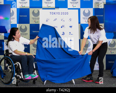 Tokyo, Japon. 13 avr, 2019. Les athlètes paralympiques japonais Aki Taguchi (L) et Mami Tani dévoilent les pictogrammes sportifs pour les Jeux Paralympiques de 2020 de Tokyo lors de la présentation à Tokyo, Japon, le 13 avril 2019. Le Comité d'organisation de Tokyo des Jeux Olympiques et Paralympiques a dévoilé le sport paralympique officiel pictogrammes dont 23 dessins pour 22 sports paralympiques le samedi. Credit : Jiang Yucen/Xinhua/Alamy Live News Banque D'Images