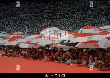 Jakarta, 13 avril. 17 avr, 2019. Les partisans du Président sortant de l'Indonésie et candidate présidentielle Joko Widodo assister à un rassemblement électoral au stade Bung Karno à Jakarta, le 13 avril 2019. Indonésie tiendra ses élections présidentielles et législatives le 17 avril 2019. Ti'Kuncahya Crédit : B./Xinhua/Alamy Live News Banque D'Images