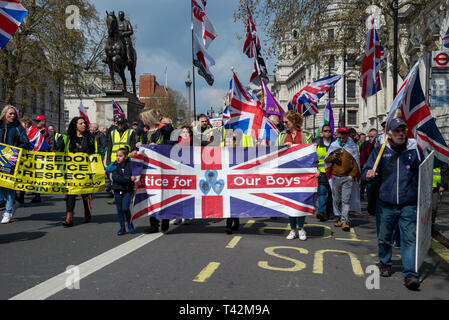 Grande manifestation en faveur d'un "no deal' Brexit gilet jaune, les manifestants se sont rassemblés à l'extérieur de Downing Street pour manifester contre l'absence de progrès en quittant l'Union européenne Banque D'Images