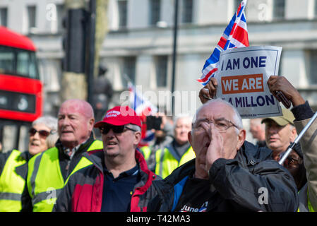 Grande manifestation en faveur d'un "no deal' Brexit gilet jaune, les manifestants se sont rassemblés à l'extérieur de Downing Street pour manifester contre l'absence de progrès en quittant l'Union européenne Banque D'Images