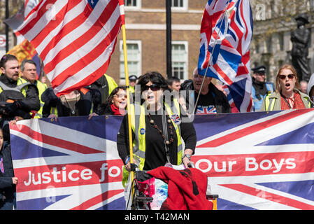 Grande manifestation en faveur d'un "no deal' Brexit gilet jaune, les manifestants se sont rassemblés à l'extérieur de Downing Street pour manifester contre l'absence de progrès en quittant l'Union européenne Banque D'Images