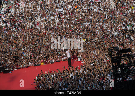 Jakarta, Indonésie, le 13 Avr, 2019. L'Indonésie est président sortant et candidat à l'élection présidentielle Joko Widodo salue ses partisans lors d'un rassemblement électoral au stade Bung Karno à Jakarta, le 13 avril 2019. L'Indonésie va tenir des élections présidentielles et législatives le 17 avril. Sanovri Crédit : Veri/Xinhua/Alamy Live News Banque D'Images