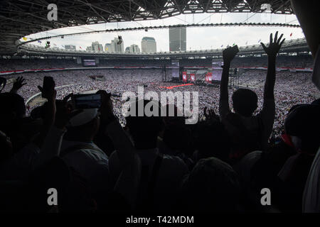 Jakarta, Indonésie, le 13 Avr, 2019. Les gens réagissent comme ils participent à un rassemblement électoral de l'Indonésie et Président sortant et candidat à l'élection présidentielle Joko Widodo au stade Bung Karno à Jakarta, le 13 avril 2019. L'Indonésie va tenir des élections présidentielles et législatives le 17 avril. Sanovri Crédit : Veri/Xinhua/Alamy Live News Banque D'Images