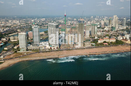 Colombo, Sri Lanka. 13 avril 2019. (190413) -- COLOMBO, 13 avril 2019 (Xinhua) -- photo aérienne prise le 3 avril 2019 montre l'horizon de la ville de Colombo, capitale du Sri Lanka, et la célèbre Tour de Lotus. Sous la ceinture et l'Initiative de la route, le Sri Lanka et la Chine ont signé l'accord en 2012 Tour de Lotus pour construire la plus haute tour de télévision en Asie du Sud, avec China National Electronics Import and Export Corporation (CEIEC) d'être l'entrepreneur général. Pour faire le tour a succès, tant les travailleurs chinois et sri lankais ont mis en années de travail acharné et de dévouement. Le projet sera terminé Banque D'Images