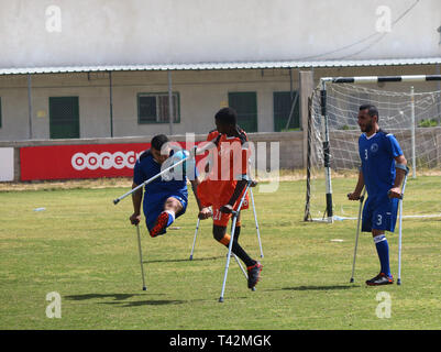 Gaza, la Palestine. 13 avril, 2019. - La ville de Gaza, en Palestine, le 13 avril 2019. En utilisant des béquilles amputés palestiniens jouent au football dans la ville de Gaza lors d'un tournoi organisé par le Comité international de la Croix-Rouge dans la bande de Gaza. La compétition comprenait 80 joueurs qui jouent dans des équipes différentes, y compris 20 joueurs blessés au cours de la grande marche du retour des rassemblements. Selon des responsables palestiniens plus de 6 500 personnes ont été tuées par balle par les forces israéliennes au cours d'une année de manifestations de masse hebdomadaires le long de la frontière de Gaza, avec beaucoup d'entre eux ayant besoin d'amputations. D'autres joueurs de rejoindre le football pour Banque D'Images