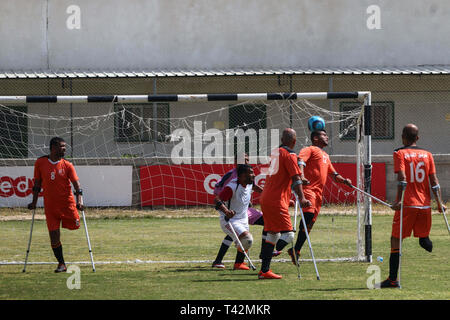 Gaza, la Palestine. 13 avril, 2019. - La ville de Gaza, en Palestine, le 13 avril 2019. En utilisant des béquilles amputés palestiniens jouent au football dans la ville de Gaza lors d'un tournoi organisé par le Comité international de la Croix-Rouge dans la bande de Gaza. La compétition comprenait 80 joueurs qui jouent dans des équipes différentes, y compris 20 joueurs blessés au cours de la grande marche du retour des rassemblements. Selon des responsables palestiniens plus de 6 500 personnes ont été tuées par balle par les forces israéliennes au cours d'une année de manifestations de masse hebdomadaires le long de la frontière de Gaza, avec beaucoup d'entre eux ayant besoin d'amputations. D'autres joueurs de rejoindre le football pour Banque D'Images