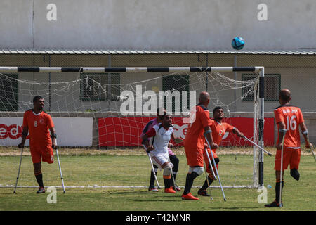 Gaza, la Palestine. 13 avril, 2019. - La ville de Gaza, en Palestine, le 13 avril 2019. En utilisant des béquilles amputés palestiniens jouent au football dans la ville de Gaza lors d'un tournoi organisé par le Comité international de la Croix-Rouge dans la bande de Gaza. La compétition comprenait 80 joueurs qui jouent dans des équipes différentes, y compris 20 joueurs blessés au cours de la grande marche du retour des rassemblements. Selon des responsables palestiniens plus de 6 500 personnes ont été tuées par balle par les forces israéliennes au cours d'une année de manifestations de masse hebdomadaires le long de la frontière de Gaza, avec beaucoup d'entre eux ayant besoin d'amputations. D'autres joueurs de rejoindre le football pour Banque D'Images