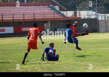 Gaza, la Palestine. 13 avril, 2019. - La ville de Gaza, en Palestine, le 13 avril 2019. En utilisant des béquilles amputés palestiniens jouent au football dans la ville de Gaza lors d'un tournoi organisé par le Comité international de la Croix-Rouge dans la bande de Gaza. La compétition comprenait 80 joueurs qui jouent dans des équipes différentes, y compris 20 joueurs blessés au cours de la grande marche du retour des rassemblements. Selon des responsables palestiniens plus de 6 500 personnes ont été tuées par balle par les forces israéliennes au cours d'une année de manifestations de masse hebdomadaires le long de la frontière de Gaza, avec beaucoup d'entre eux ayant besoin d'amputations. D'autres joueurs de rejoindre le football pour Banque D'Images