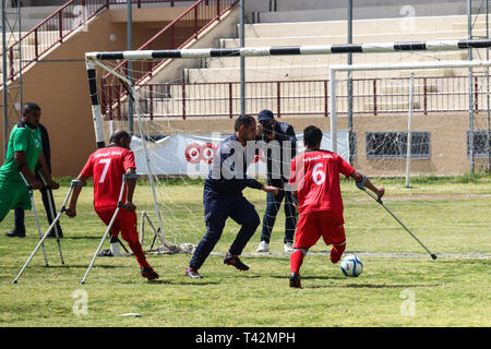 Gaza, la Palestine. 13 avril, 2019. - La ville de Gaza, en Palestine, le 13 avril 2019. En utilisant des béquilles amputés palestiniens jouent au football dans la ville de Gaza lors d'un tournoi organisé par le Comité international de la Croix-Rouge dans la bande de Gaza. La compétition comprenait 80 joueurs qui jouent dans des équipes différentes, y compris 20 joueurs blessés au cours de la grande marche du retour des rassemblements. Selon des responsables palestiniens plus de 6 500 personnes ont été tuées par balle par les forces israéliennes au cours d'une année de manifestations de masse hebdomadaires le long de la frontière de Gaza, avec beaucoup d'entre eux ayant besoin d'amputations. D'autres joueurs de rejoindre le football pour Banque D'Images