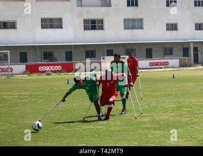 Gaza, la Palestine. 13 avril, 2019. - La ville de Gaza, en Palestine, le 13 avril 2019. En utilisant des béquilles amputés palestiniens jouent au football dans la ville de Gaza lors d'un tournoi organisé par le Comité international de la Croix-Rouge dans la bande de Gaza. La compétition comprenait 80 joueurs qui jouent dans des équipes différentes, y compris 20 joueurs blessés au cours de la grande marche du retour des rassemblements. Selon des responsables palestiniens plus de 6 500 personnes ont été tuées par balle par les forces israéliennes au cours d'une année de manifestations de masse hebdomadaires le long de la frontière de Gaza, avec beaucoup d'entre eux ayant besoin d'amputations. D'autres joueurs de rejoindre le football pour Banque D'Images