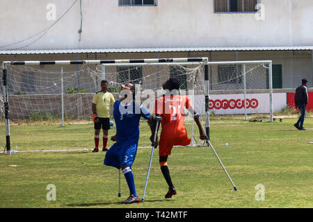 Gaza, la Palestine. 13 avril, 2019. - La ville de Gaza, en Palestine, le 13 avril 2019. En utilisant des béquilles amputés palestiniens jouent au football dans la ville de Gaza lors d'un tournoi organisé par le Comité international de la Croix-Rouge dans la bande de Gaza. La compétition comprenait 80 joueurs qui jouent dans des équipes différentes, y compris 20 joueurs blessés au cours de la grande marche du retour des rassemblements. Selon des responsables palestiniens plus de 6 500 personnes ont été tuées par balle par les forces israéliennes au cours d'une année de manifestations de masse hebdomadaires le long de la frontière de Gaza, avec beaucoup d'entre eux ayant besoin d'amputations. D'autres joueurs de rejoindre le football pour Banque D'Images