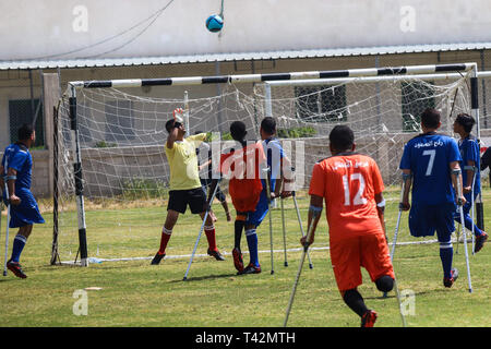 Gaza, la Palestine. 13 avril, 2019. - La ville de Gaza, en Palestine, le 13 avril 2019. En utilisant des béquilles amputés palestiniens jouent au football dans la ville de Gaza lors d'un tournoi organisé par le Comité international de la Croix-Rouge dans la bande de Gaza. La compétition comprenait 80 joueurs qui jouent dans des équipes différentes, y compris 20 joueurs blessés au cours de la grande marche du retour des rassemblements. Selon des responsables palestiniens plus de 6 500 personnes ont été tuées par balle par les forces israéliennes au cours d'une année de manifestations de masse hebdomadaires le long de la frontière de Gaza, avec beaucoup d'entre eux ayant besoin d'amputations. D'autres joueurs de rejoindre le football pour Banque D'Images