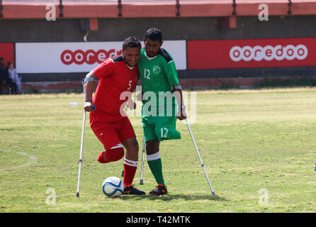 Gaza, la Palestine. 13 avril, 2019. - La ville de Gaza, en Palestine, le 13 avril 2019. En utilisant des béquilles amputés palestiniens jouent au football dans la ville de Gaza lors d'un tournoi organisé par le Comité international de la Croix-Rouge dans la bande de Gaza. La compétition comprenait 80 joueurs qui jouent dans des équipes différentes, y compris 20 joueurs blessés au cours de la grande marche du retour des rassemblements. Selon des responsables palestiniens plus de 6 500 personnes ont été tuées par balle par les forces israéliennes au cours d'une année de manifestations de masse hebdomadaires le long de la frontière de Gaza, avec beaucoup d'entre eux ayant besoin d'amputations. D'autres joueurs de rejoindre le football pour Banque D'Images