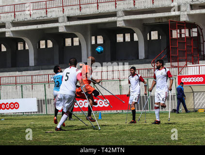 Gaza, la Palestine. 13 avril, 2019. - La ville de Gaza, en Palestine, le 13 avril 2019. En utilisant des béquilles amputés palestiniens jouent au football dans la ville de Gaza lors d'un tournoi organisé par le Comité international de la Croix-Rouge dans la bande de Gaza. La compétition comprenait 80 joueurs qui jouent dans des équipes différentes, y compris 20 joueurs blessés au cours de la grande marche du retour des rassemblements. Selon des responsables palestiniens plus de 6 500 personnes ont été tuées par balle par les forces israéliennes au cours d'une année de manifestations de masse hebdomadaires le long de la frontière de Gaza, avec beaucoup d'entre eux ayant besoin d'amputations. D'autres joueurs de rejoindre le football pour Banque D'Images