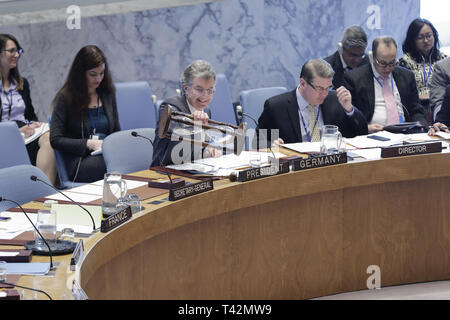 New York, NY, USA. 13 avr, 2019. Organisation des Nations Unies, New York, USA, 12 avril 2019 - Christoph HEUSGEN, Représentant permanent de l'Allemagne auprès de l'Organisation des Nations Unies et et président du Conseil de sécurité pour le mois d'avril, introduit un sablier pour garder une trace de temps pendant la réunion du Conseil de sécurité aujourd'hui au siège des Nations Unies à New York.Photo : Luiz Rampelotto/EuropaNewswire Crédit : Luiz Rampelotto/ZUMA/Alamy Fil Live News Banque D'Images