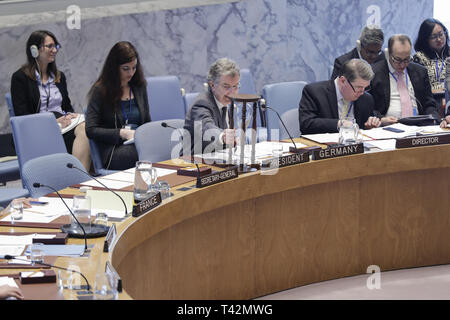 New York, NY, USA. 12 avr, 2019. Organisation des Nations Unies, New York, USA, 12 avril 2019 - Christoph HEUSGEN, Représentant permanent de l'Allemagne auprès de l'Organisation des Nations Unies et et président du Conseil de sécurité pour le mois d'avril, introduit un sablier pour garder une trace de temps pendant la réunion du Conseil de sécurité aujourd'hui au siège des Nations Unies à New York.Photo : Luiz Rampelotto/EuropaNewswire Crédit : Luiz Rampelotto/ZUMA/Alamy Fil Live News Banque D'Images