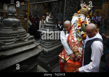 Katmandou, Népal. 13 avr, 2019. Les prêtres portent une idole de la déité Seto Machindranath à placer sur le char pendant la parade de chars festival à Katmandou, Népal le Samedi, Avril 13, 2019. Credit : Skanda Gautam/ZUMA/Alamy Fil Live News Banque D'Images