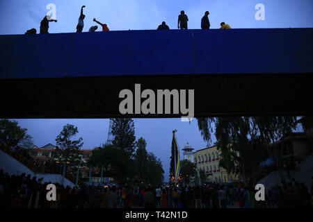 Katmandou, Népal. 13 avr, 2019. Les gens regardent le char de la déité Seto Machindranath paradant autour de la ville pendant le char festival à Katmandou, Népal le Samedi, Avril 13, 2019. Credit : Skanda Gautam/ZUMA/Alamy Fil Live News Banque D'Images