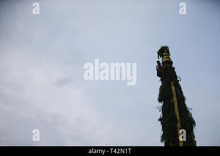 Katmandou, Népal. 13 avr, 2019. Un membre d'une communauté monte un char de la déité Seto Machindranath paradant autour de la ville pendant le char festival à Katmandou, Népal le Samedi, Avril 13, 2019. Credit : Skanda Gautam/ZUMA/Alamy Fil Live News Banque D'Images