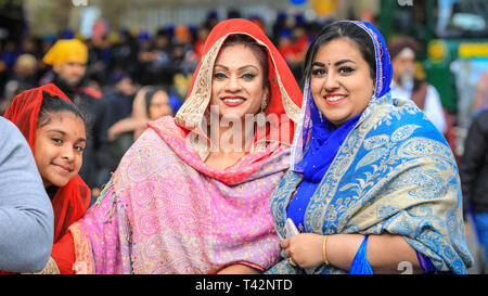 Gravesend, Kent, UK, 13 avril 2019. Deux femmes vêtues de beaux saris. Des milliers de spectateurs et de visiteurs religieux bordent les rues de Gravesend dans le Kent pour regarder et participer à la procession du Vaisakhi annuel. Le Vaisakhi est célébré par la communauté sikh dans le monde entier. Banque D'Images