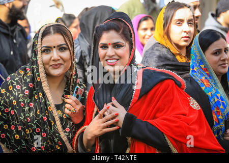 Gravesend, Kent, UK, 13 avril 2019. Deux femmes vêtues de beaux saris. Des milliers de spectateurs et de visiteurs religieux bordent les rues de Gravesend dans le Kent pour regarder et participer à la procession du Vaisakhi annuel. Le Vaisakhi est célébré par la communauté sikh dans le monde entier. Banque D'Images