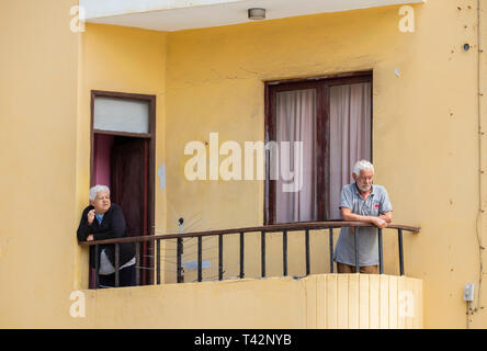 Couple de personnes âgées sur le balcon de l'édifice de l'appartement en Espagne. Banque D'Images
