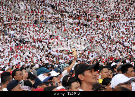 Jakarta, Jakarta, Indonésie. 18 Mar, 2018. JAKARTA, INDONÉSIE - 13 avril : Indonesian suporters du président candidat Joko Widodo au stade Bung Karno lors de l'élection du Président de l'Indonésie à Jakarta, Indonésie le 13 avril 2019. L'Indonésie sera tenue de l'élection présidentielle, le 17 avril 2019. Credit : Sijori Images/ZUMA/Alamy Fil Live News Banque D'Images