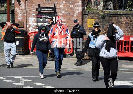 Wellington, Telford, Shropshire, Angleterre, 13 avril 2019. English Defence League manifestants défilant dans Wellington, Shropshire. L'EDL a été remaniée car mars derniers mois Nouvelle-zélande attaque terroriste. Crédit : David Bagnall/Alamy Live News Banque D'Images