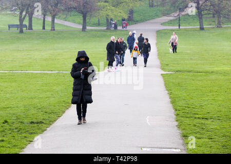 Le Parc de Greenwich. Londres, Royaume-Uni 13 avril 2019 - un jour humide et froid dans le parc de Greenwich, au sud-est de Londres. La météo est définie pour être plus chaud pour le week-end de Pâques. Credit : Dinendra Haria/Alamy Live News Banque D'Images