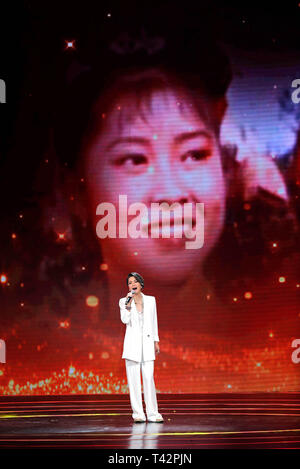 Beijing, Chine. 13 avr, 2019. Singer Mao Amin effectue lors de la cérémonie d'ouverture de la neuvième Festival International du Film de Beijing à Beijing, capitale de Chine, le 13 avril 2019. Credit : Shen Bohan/Xinhua/Alamy Live News Banque D'Images